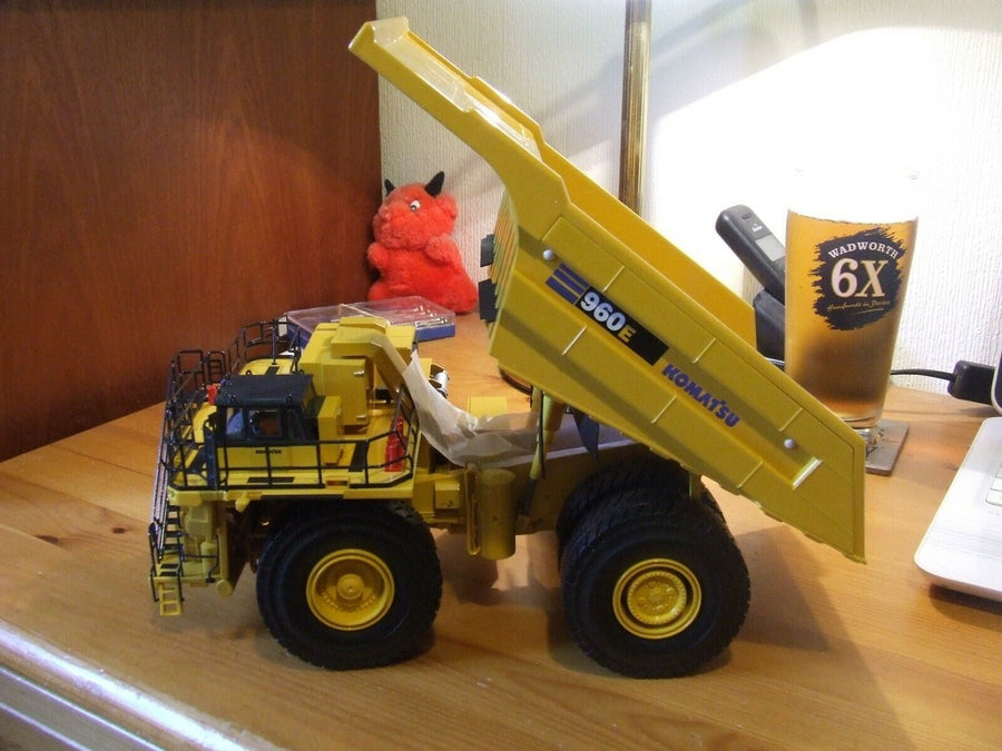 Camión Minero Komatsu 960E Escala 1:50 (Modelo Descontinuado)