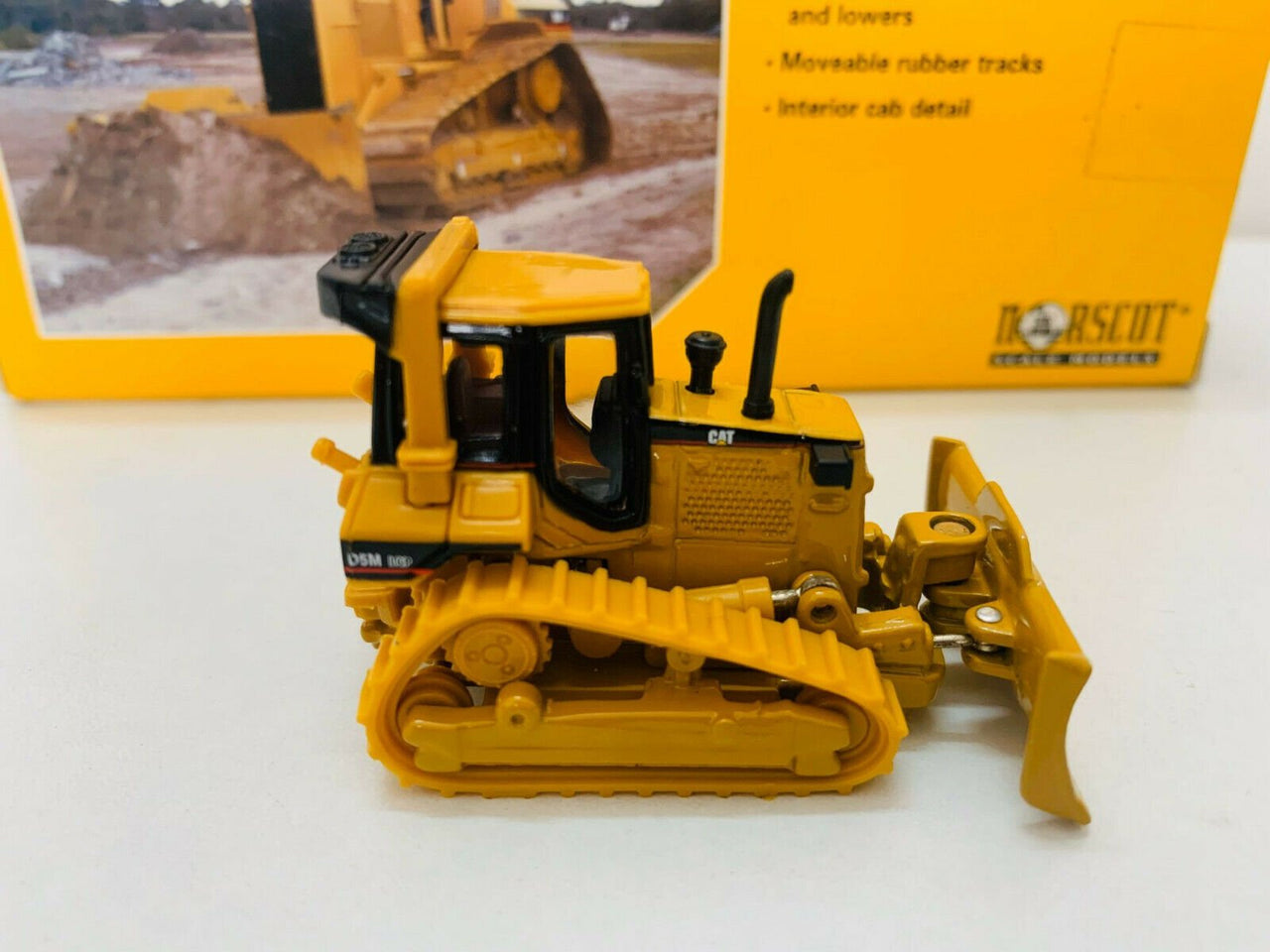 Tractor de Orugas  D5M Escala 1:87 (Modelo Descontinuado)