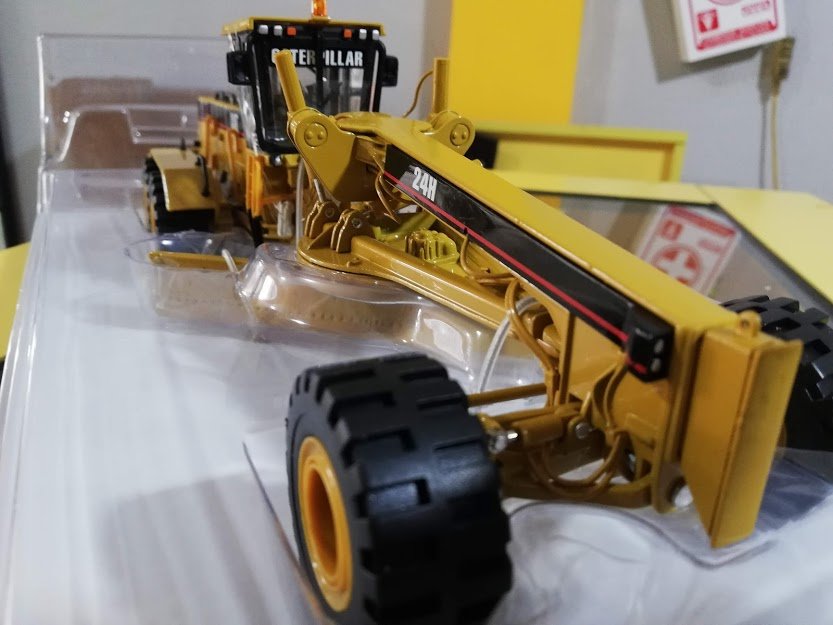 Motoniveladora  24H Escala 1:50 (Modelo Descontinuado)