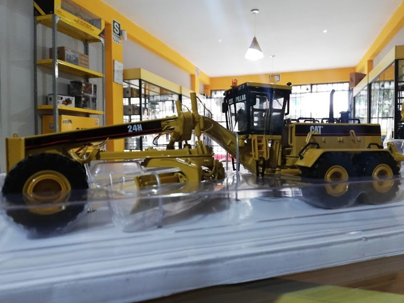 Motoniveladora  24H Escala 1:50 (Modelo Descontinuado)