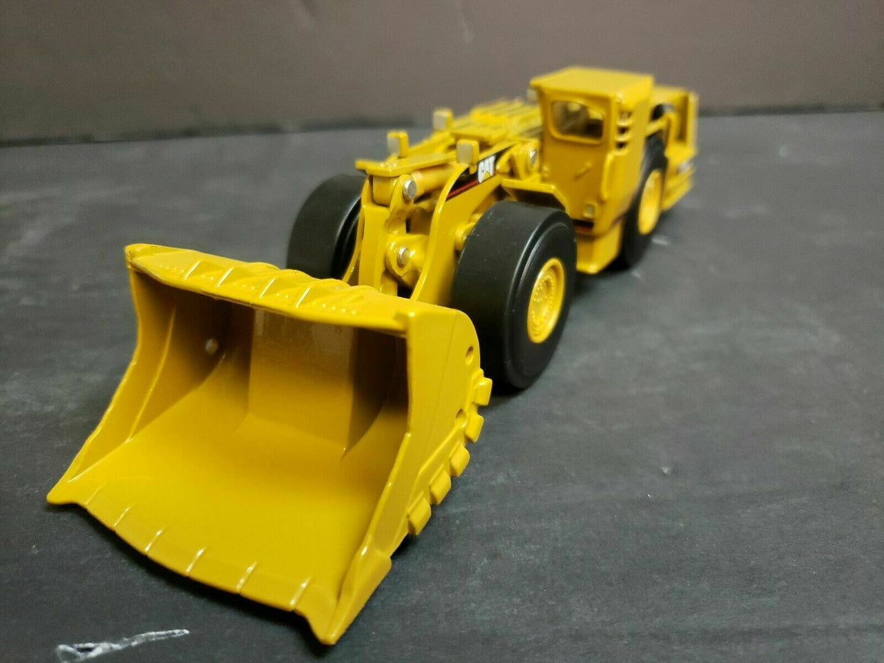 Cargador De Bajo Perfil  R1700G Escala 1:50 (Modelo Descontinuado)