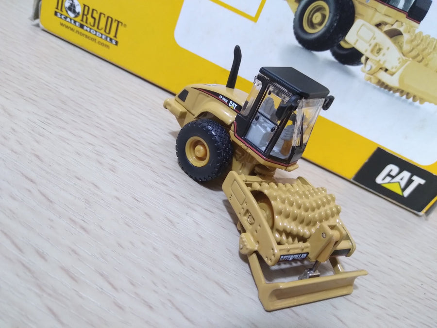Rodillo Compactador Caterpillar CP-563E Escala 1:87 (Modelo Descontinuado)