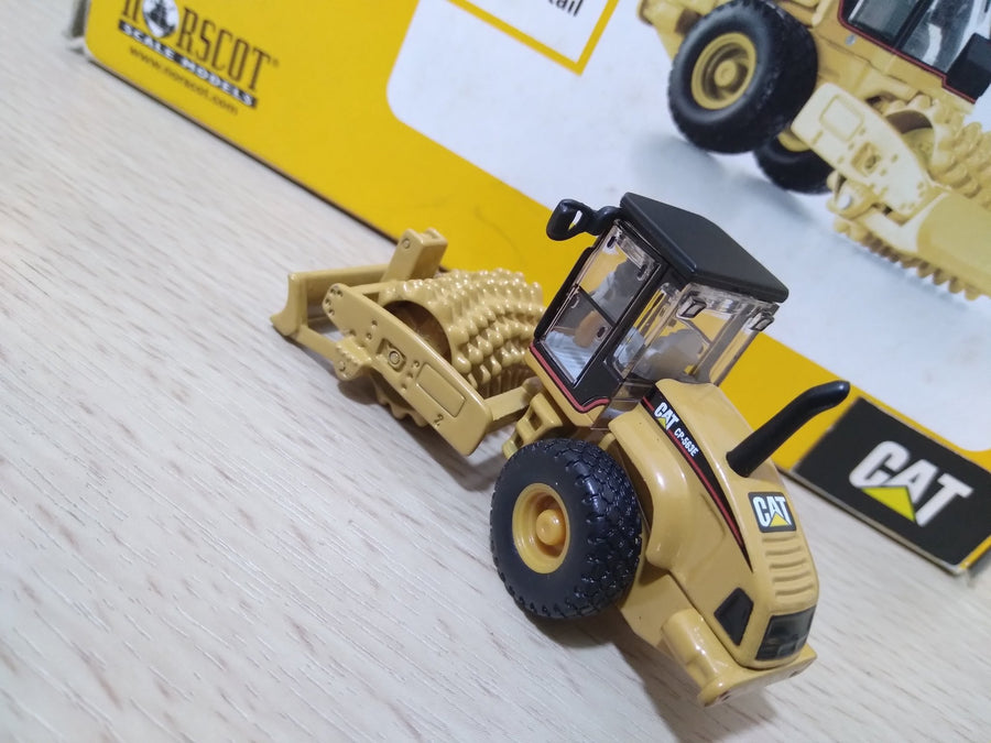 Rodillo Compactador Caterpillar CP-563E Escala 1:87 (Modelo Descontinuado)