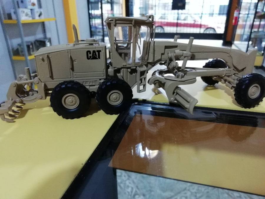 55252 Motoniveladora Militar Cat 120M Escala 1:50
