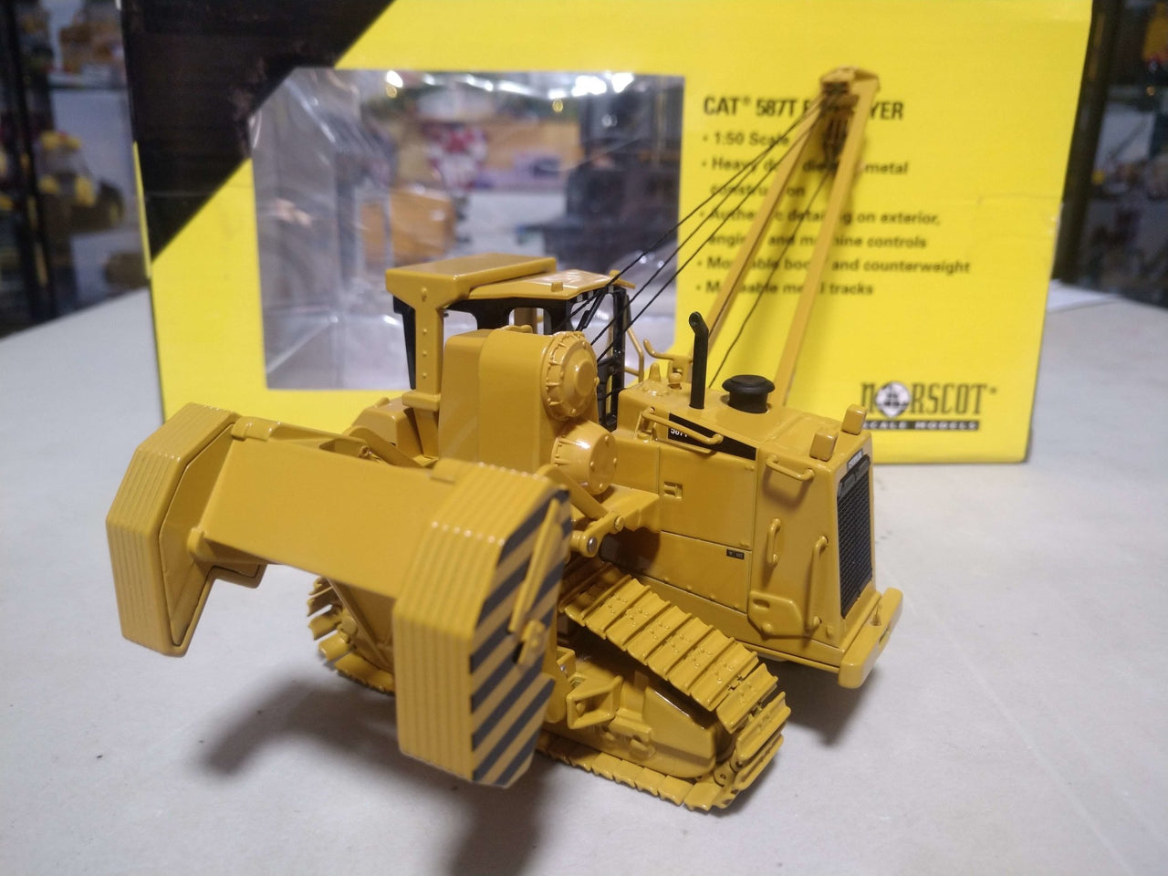 Tractor Tiende Tubos  587T Escala 1:50 (Modelo Descontinuado)