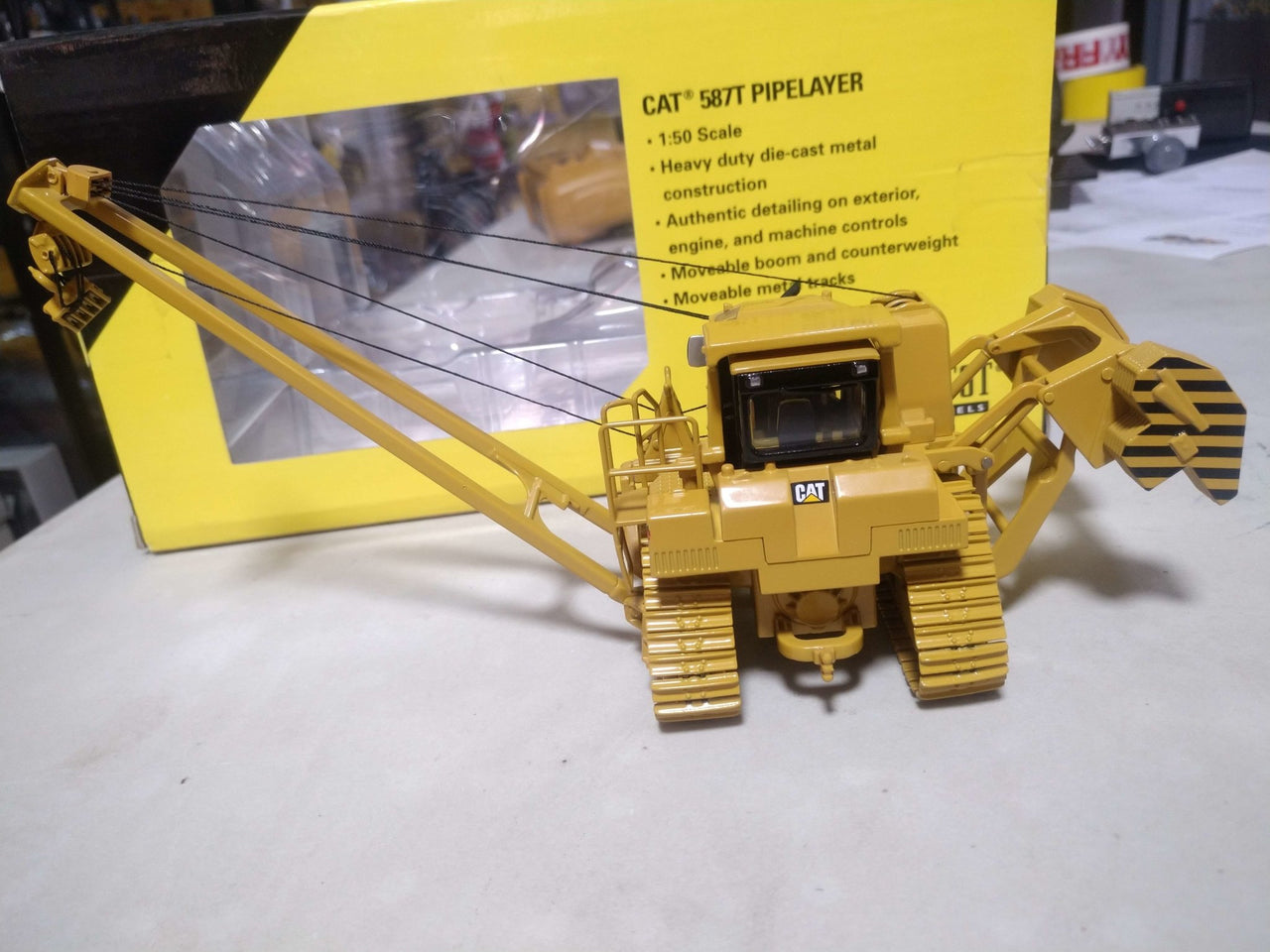 Tractor Tiende Tubos  587T Escala 1:50 (Modelo Descontinuado)