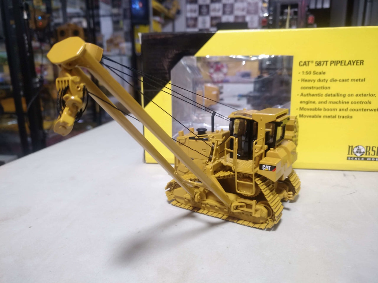 Tractor Tiende Tubos  587T Escala 1:50 (Modelo Descontinuado)