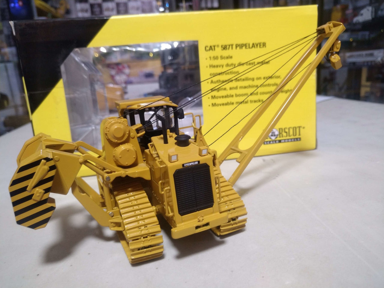 Tractor Tiende Tubos  587T Escala 1:50 (Modelo Descontinuado)