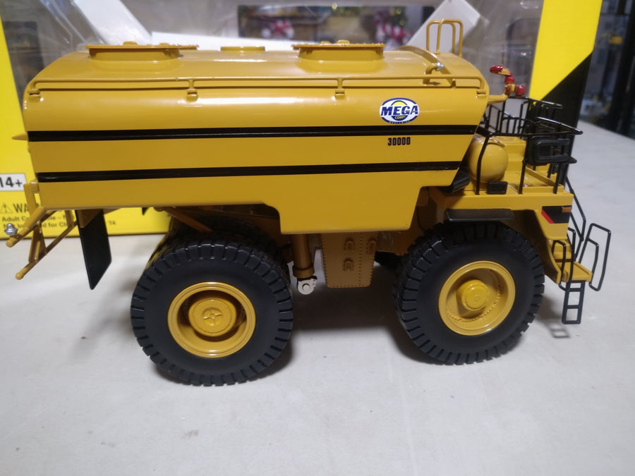 Camión Cisterna  Mega MWT30 Escala 1:50 (Modelo Descontinuado)