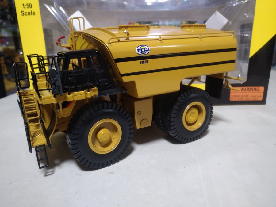 Camión Cisterna  Mega MWT30 Escala 1:50 (Modelo Descontinuado)