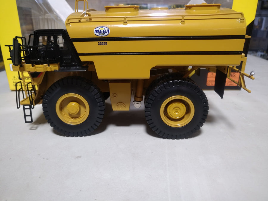 Camión Cisterna  Mega MWT30 Escala 1:50 (Modelo Descontinuado)