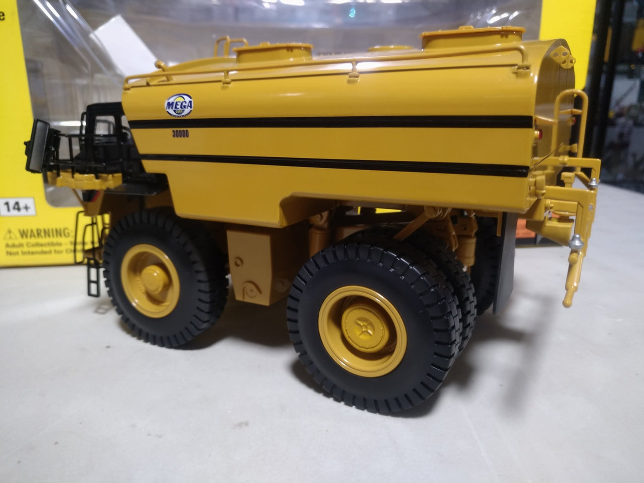 Camión Cisterna  Mega MWT30 Escala 1:50 (Modelo Descontinuado)