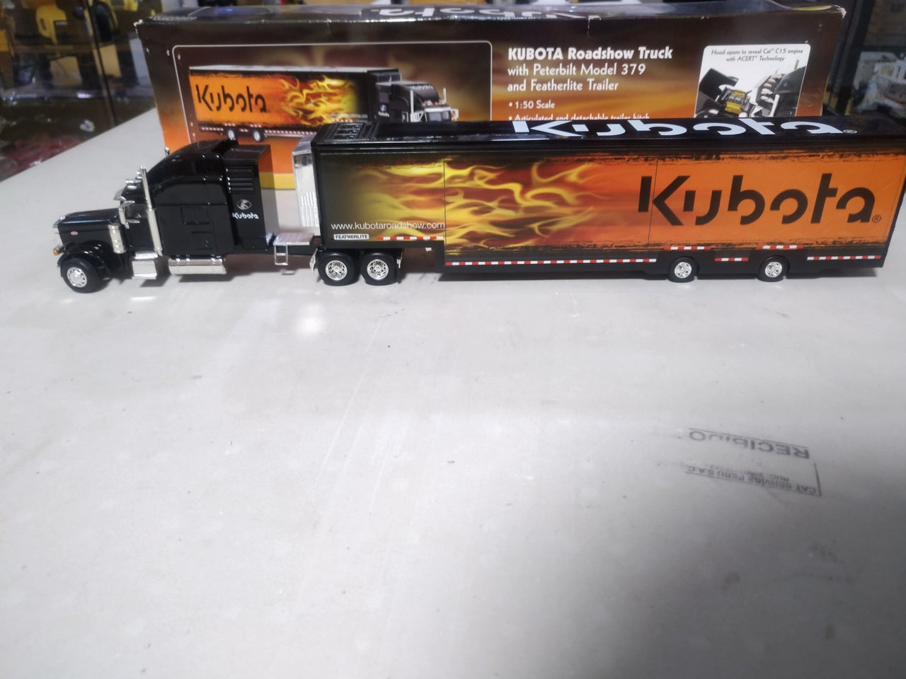 Tráiler Kubota Roadshow Peterbilt 379 Escala 1:50 (Modelo Descontinuado)