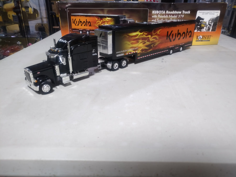 Tráiler Kubota Roadshow Peterbilt 379 Escala 1:50 (Modelo Descontinuado)