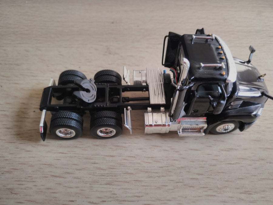Tracto Mack Anthem Day Cab Black Escala 1:64 (Modelo Descontinuado)