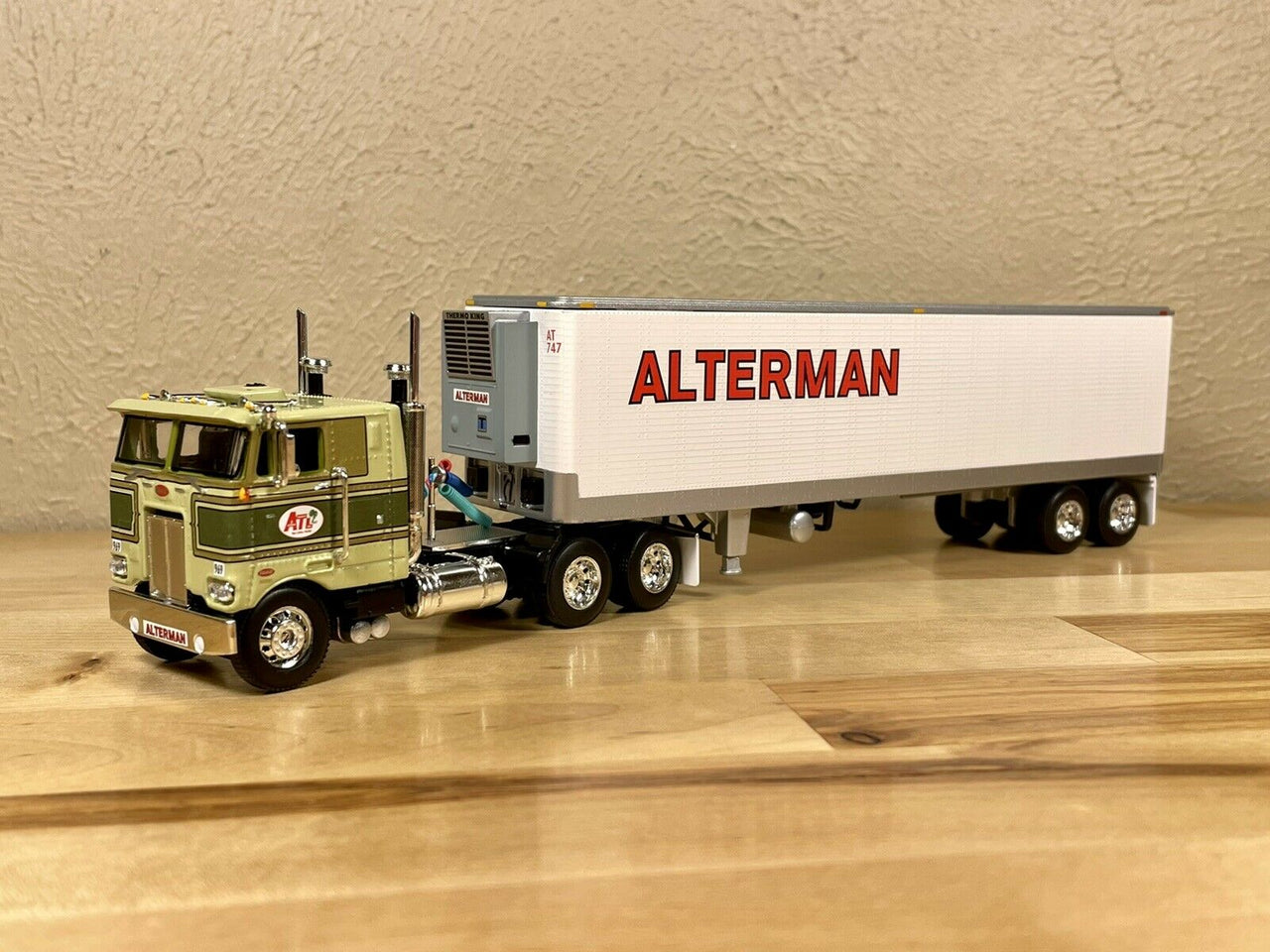 Traíler Peterbilt 352 40' 86" Alterman Escala 1:64 (Modelo Descontinuado)