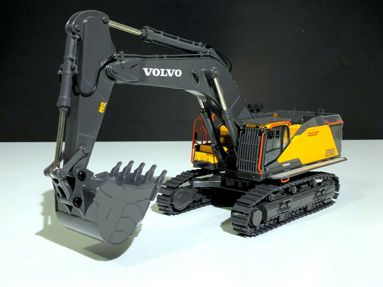 Excavadora De Orugas Volvo EC950E Escala 1:50 (Modelo Descontinuado)