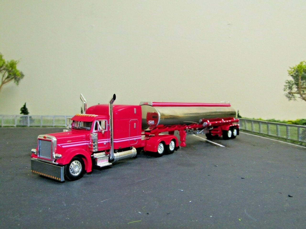 Peterbilt 379 Trailer 1:64 Scale (Discontinued Model)