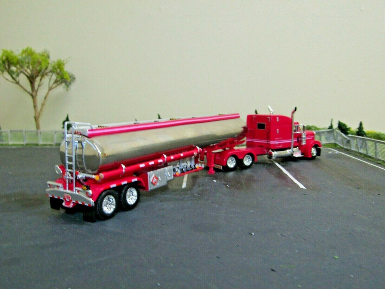 Peterbilt 379 Trailer 1:64 Scale (Discontinued Model)