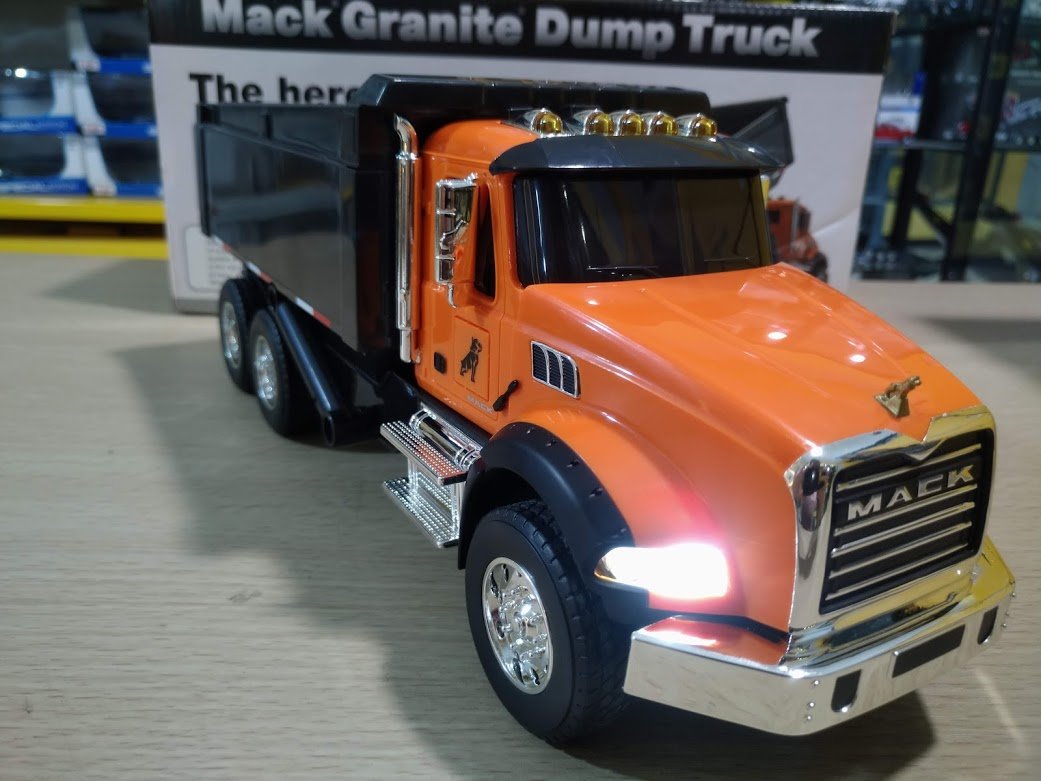 Volquete Mack Granite Escala 1:24 (Modelo Descontinuado)