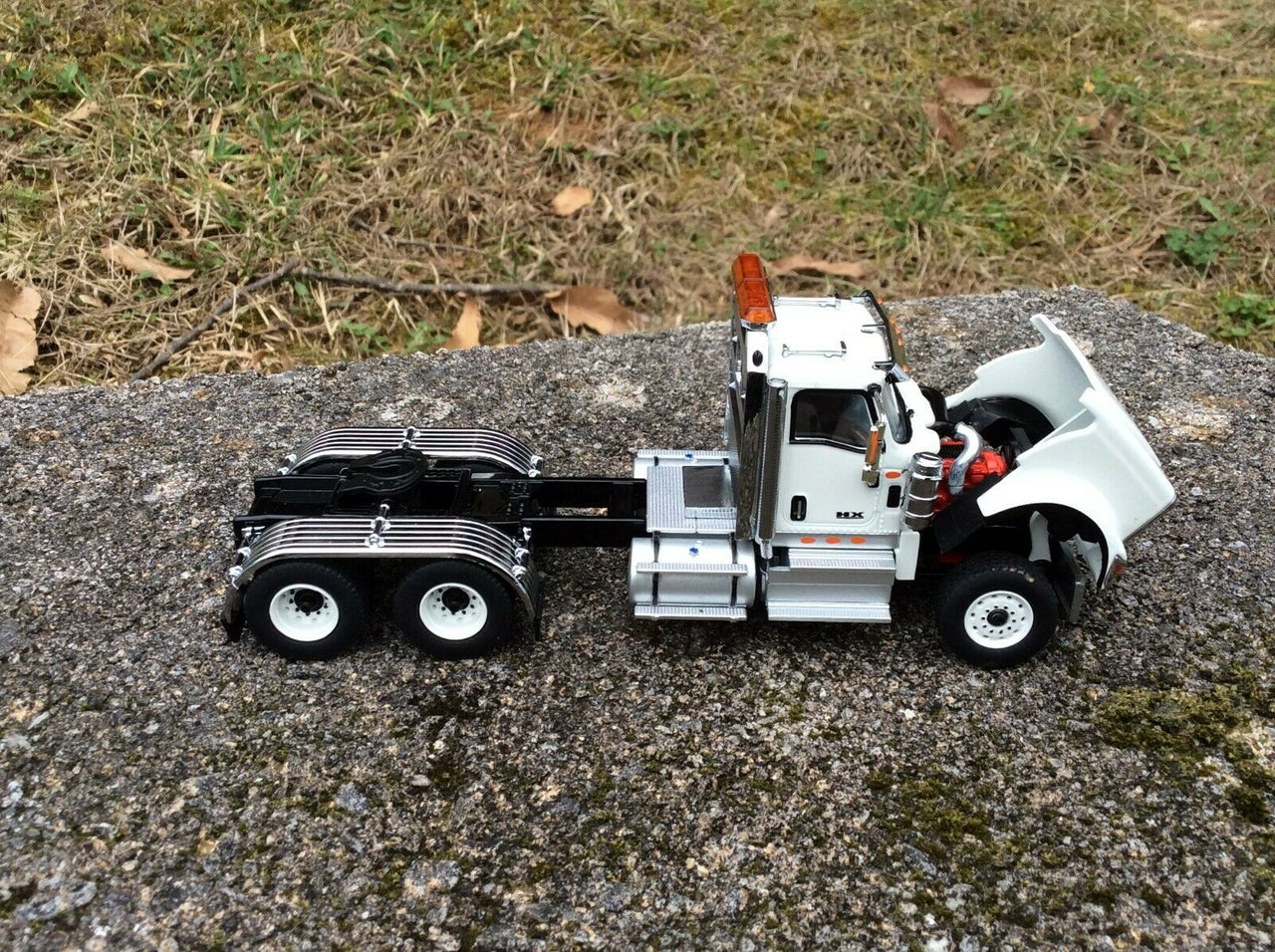 Tracto Camión Tandem International HX520 Escala 1:50
