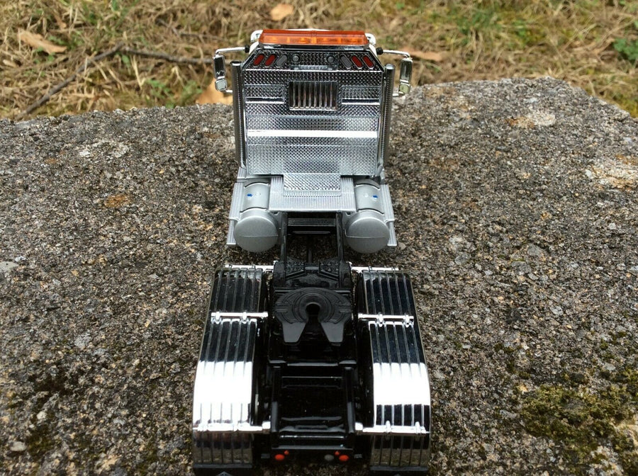 Tracto Camión Tandem International HX520 Escala 1:50