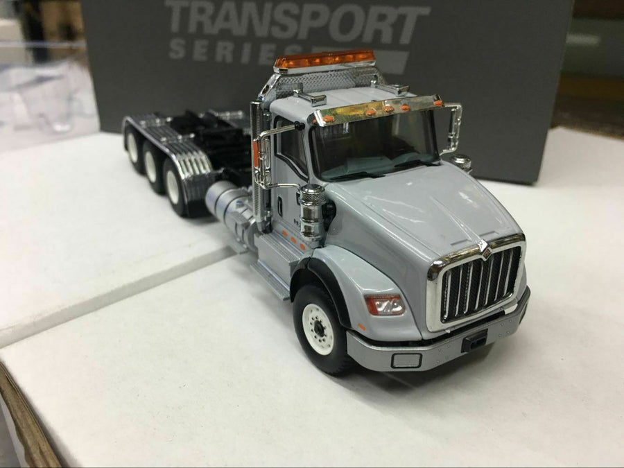 1:50 Tracto Gris Claro International Hx620 Tridem - Dm71011