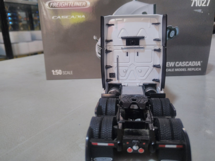 Tracto Camión Freightliner New Cascadia Escala 1:50 (Modelo Descontinuado)