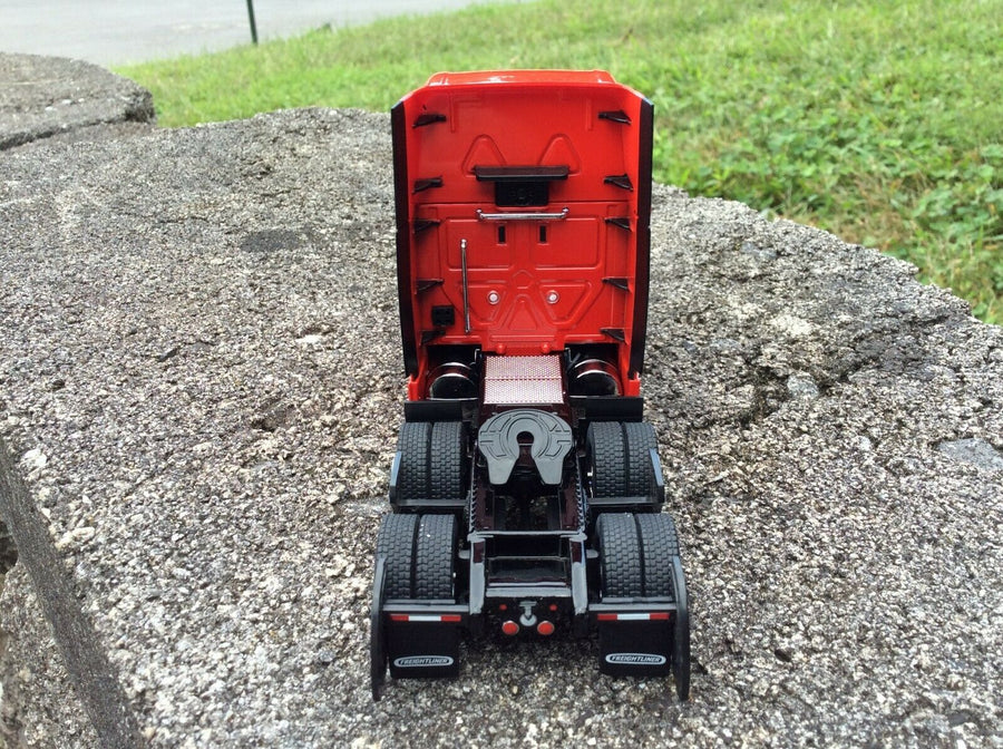 Tracto Camión Freightliner New Cascadia Rojo Escala 1:50 (Modelo Descontinuado)