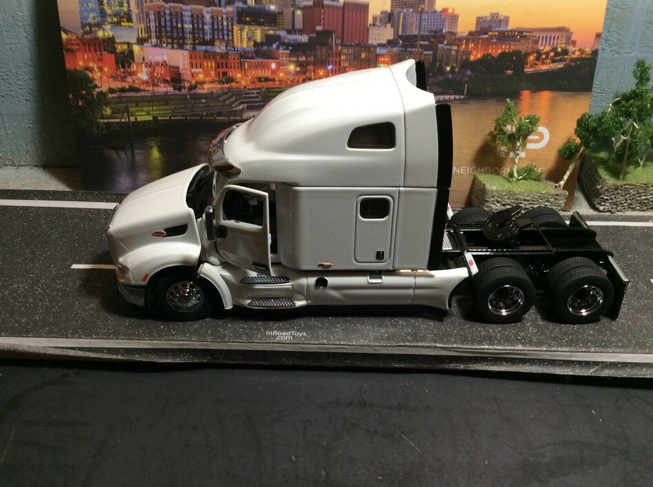 Tracto Camión Peterbilt 579 UltraLoft Escala 1:50