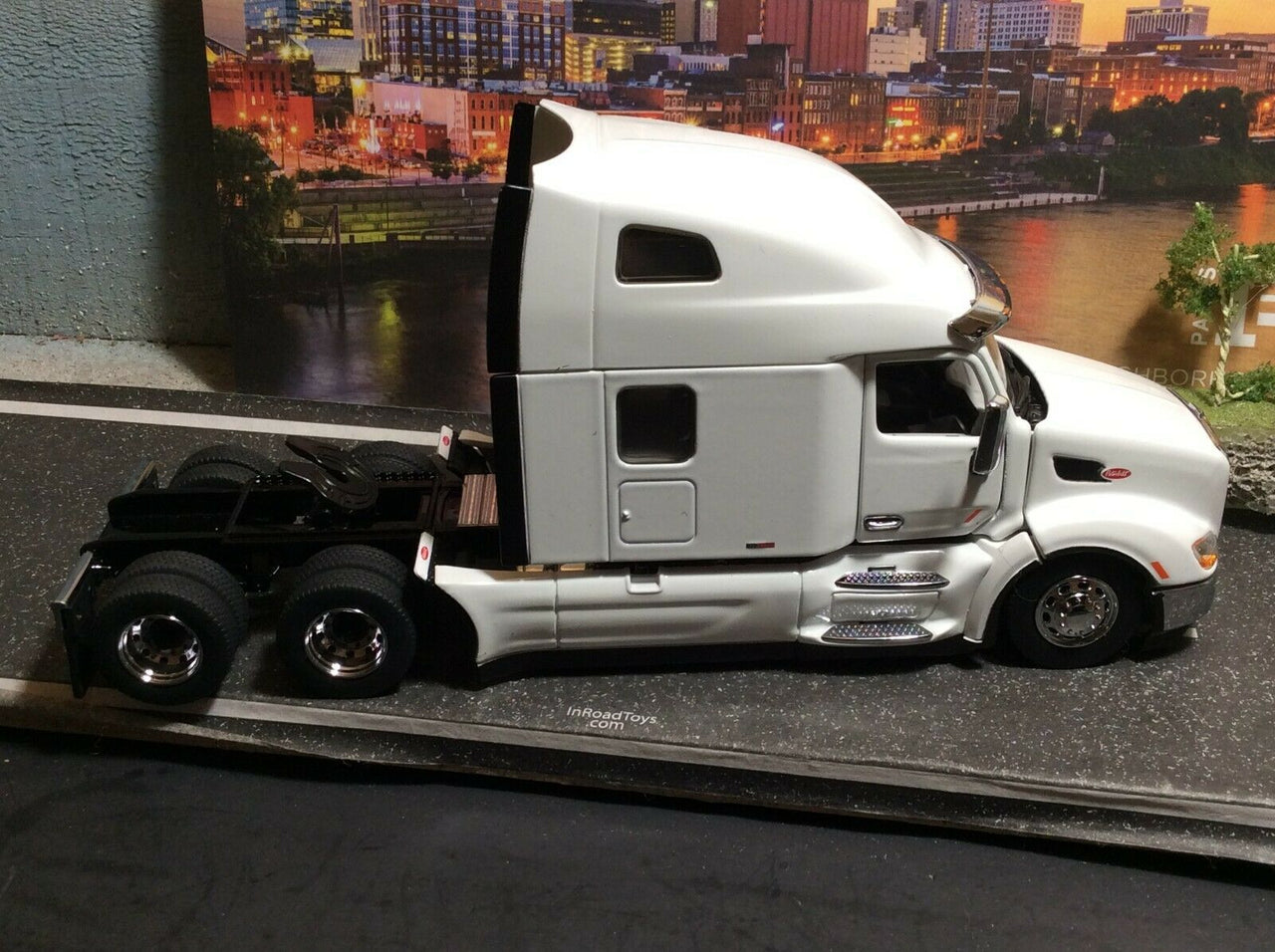 Tracto Camión Peterbilt 579 UltraLoft Escala 1:50