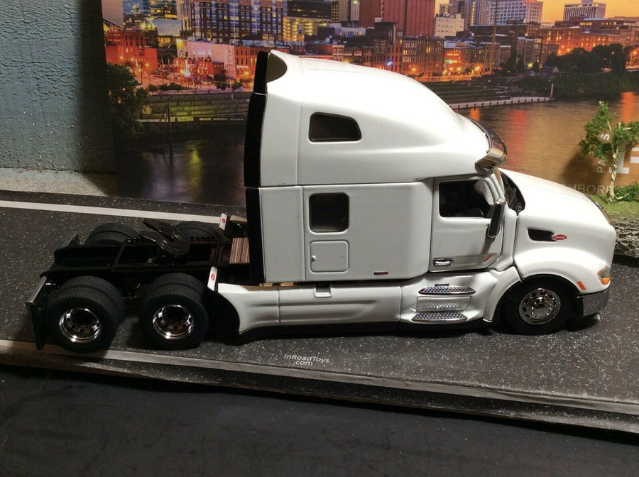 Peterbilt 579 UltraLoft Truck Tractor 1:50 Scale