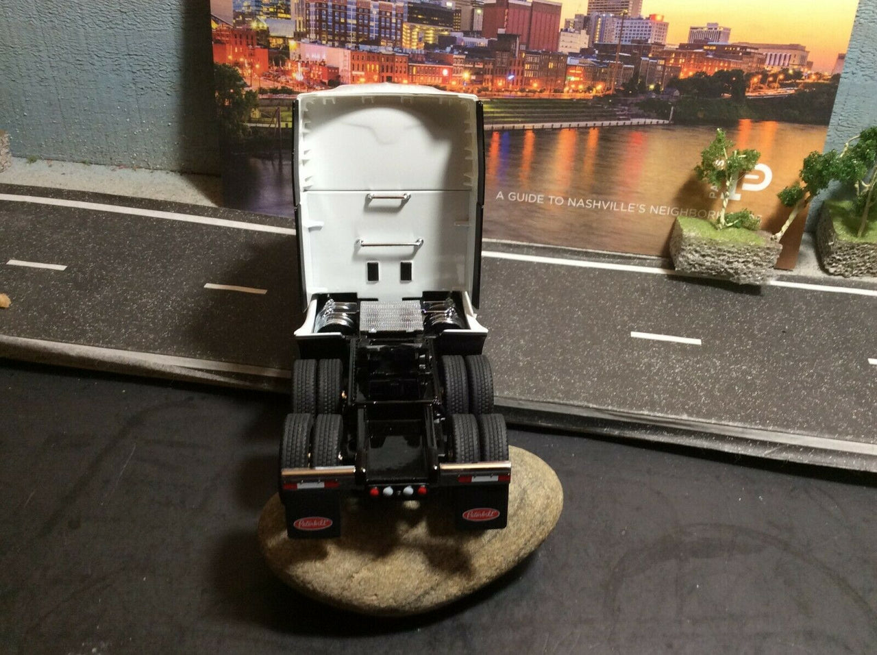 Tracto Camión Peterbilt 579 UltraLoft Escala 1:50
