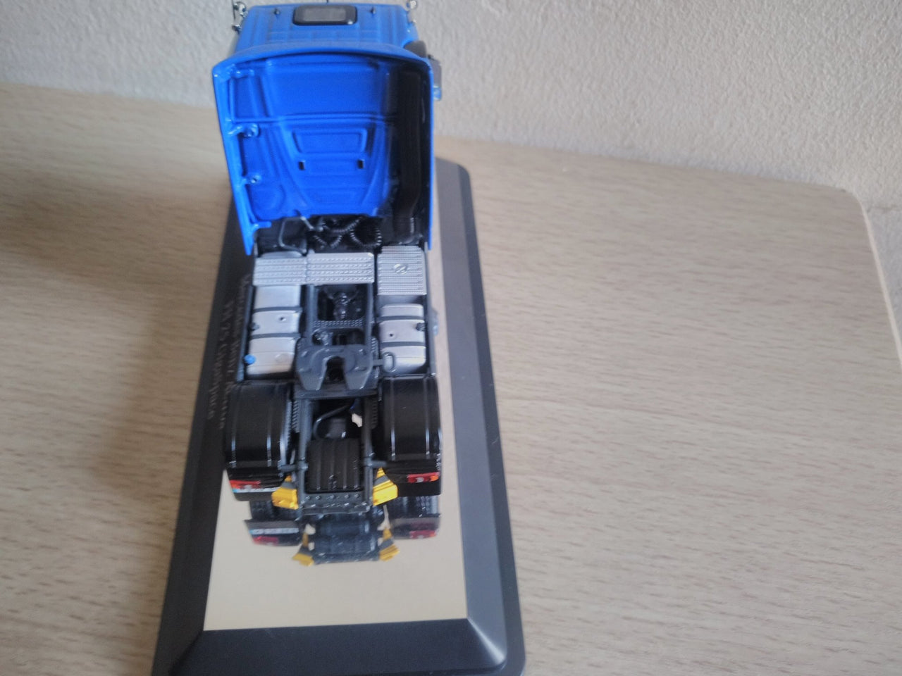 Tracto Camión Mercedes-Benz Actros FH25 Azul Escala 1:50 (Modelo Descontinuado)