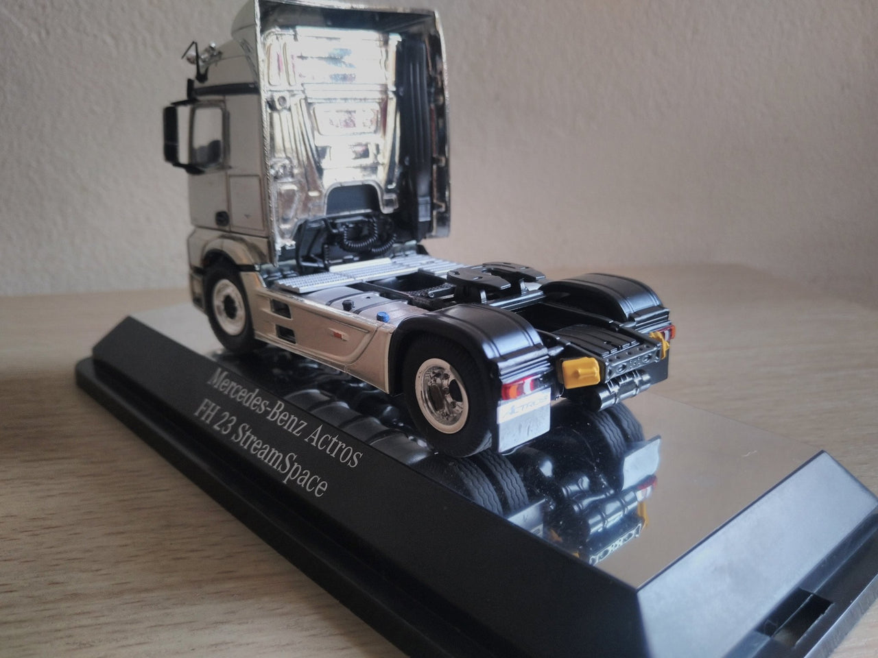 Tracto Camión Mercedes-Benz FH23 StreamSpace 4x2 Escala 1:50 (Modelo Descontinuado)