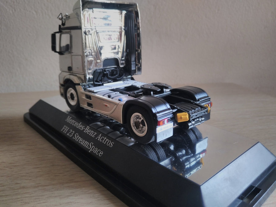 Tractor Truck Mercedes-Benz FH23 StreamSpace 4x2 Scale 1:50 (Discontinued Model)