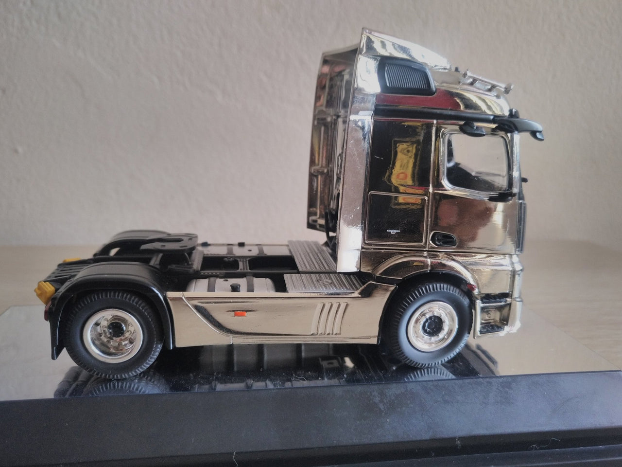 Tracto Camión Mercedes-Benz FH23 StreamSpace 4x2 Escala 1:50 (Modelo Descontinuado)