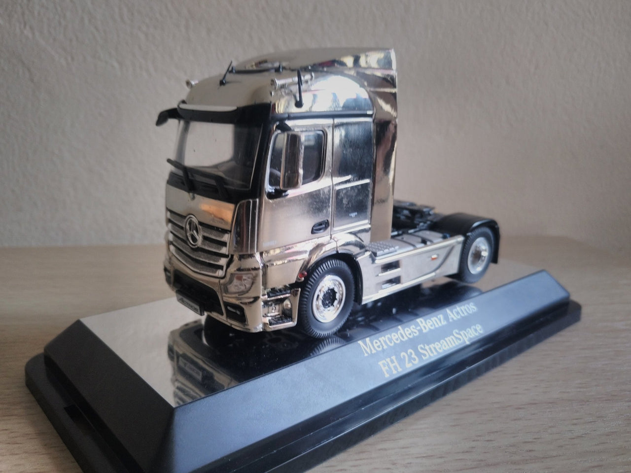 Tracto Camión Mercedes-Benz FH23 StreamSpace 4x2 Escala 1:50 (Modelo Descontinuado)