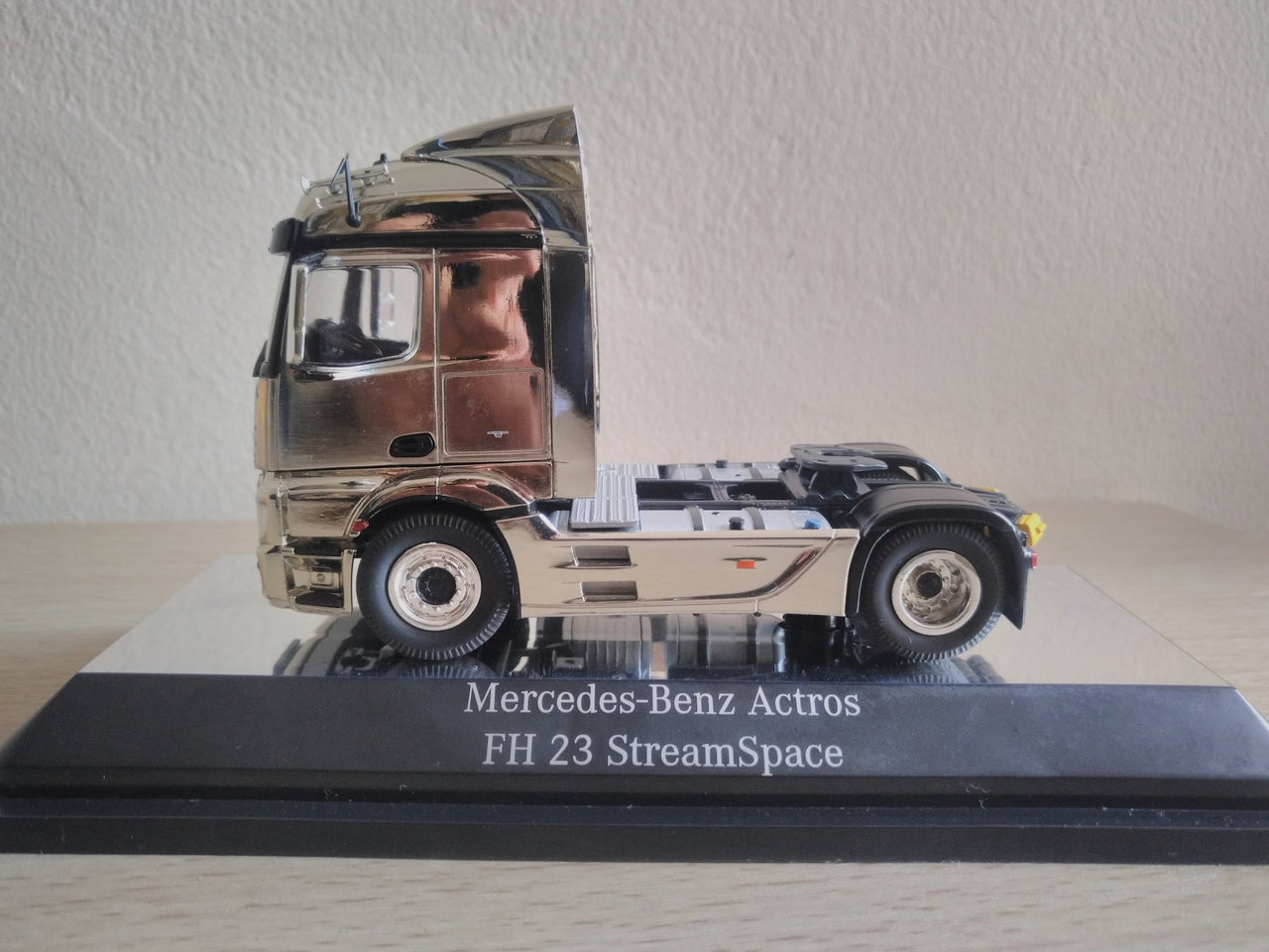 Tracto Camión Mercedes-Benz FH23 StreamSpace 4x2 Escala 1:50 (Modelo Descontinuado)