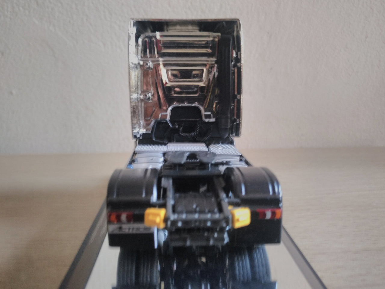 Tracto Camión Mercedes-Benz FH23 StreamSpace 4x2 Escala 1:50 (Modelo Descontinuado)