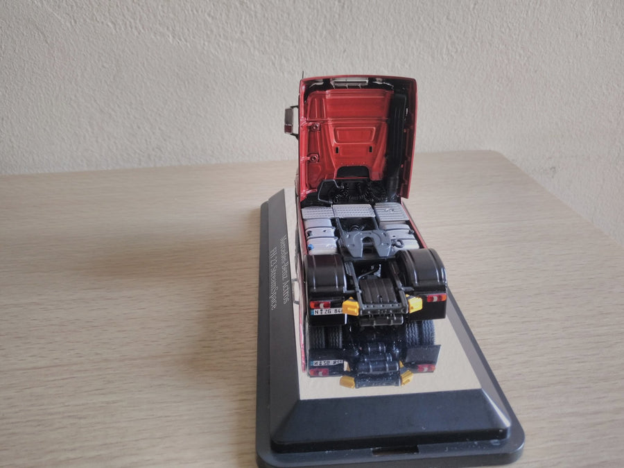 Tracto Mercedes-Benz FH23 StreamSpace 4x2 Escala 1:50 (Modelo Descontinuado)