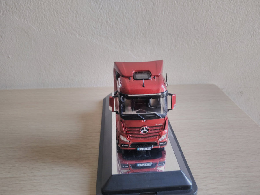Tracto Mercedes-Benz FH23 StreamSpace 4x2 Escala 1:50 (Modelo Descontinuado)