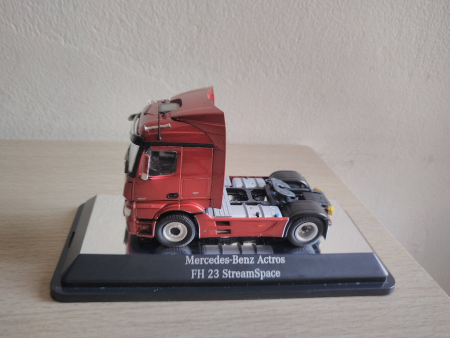 Tracto Mercedes-Benz FH23 StreamSpace 4x2 Escala 1:50 (Modelo Descontinuado)