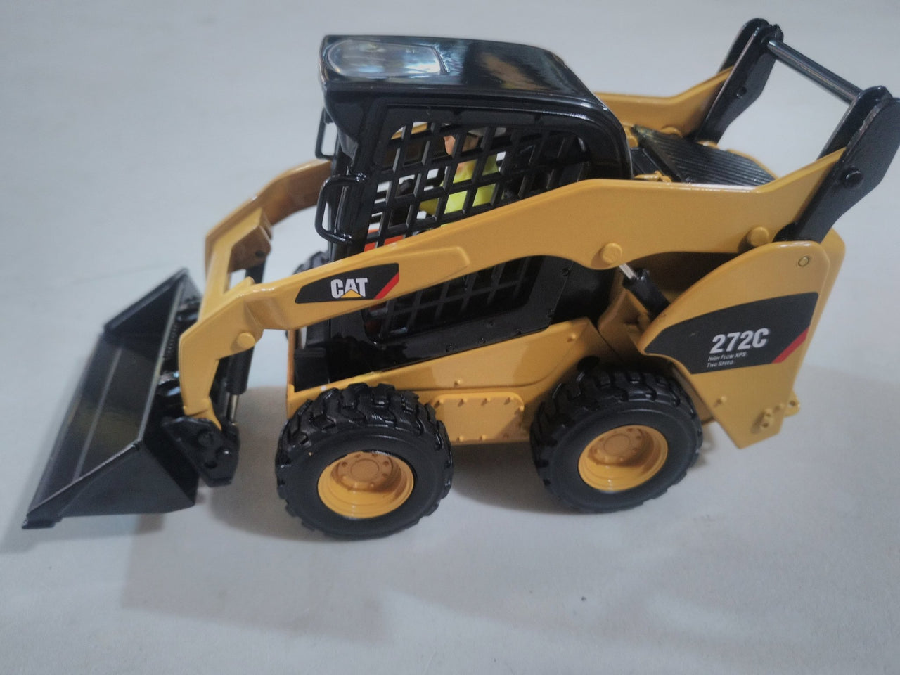 Minicargador  272C Escala 1:32 (Modelo Descontinuado)