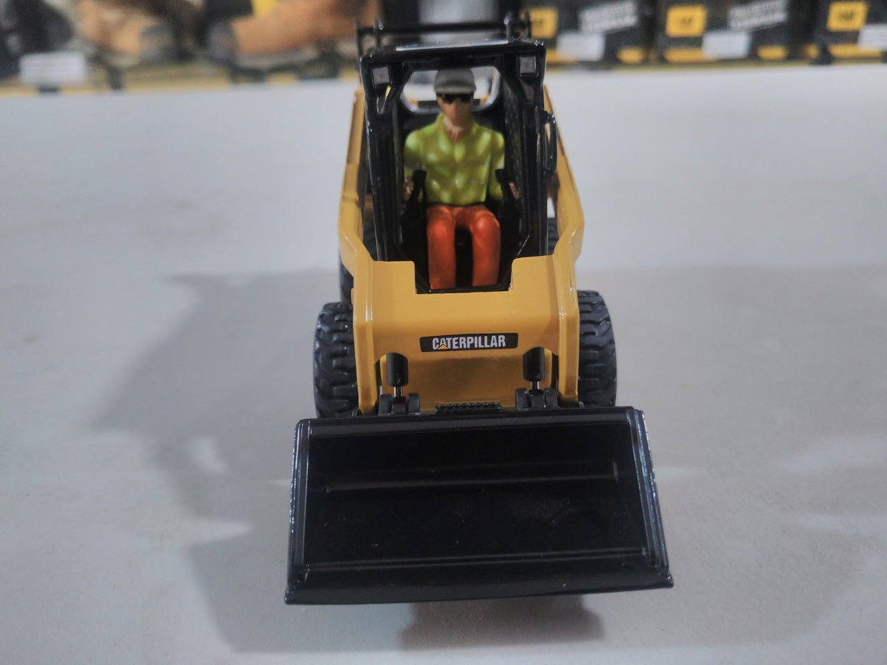 Minicargador  272C Escala 1:32 (Modelo Descontinuado)