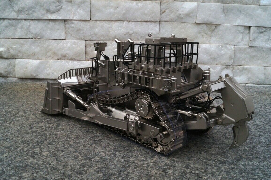 Tractor de Orugas  D11T Escala 1:50 Matte Silver Finish