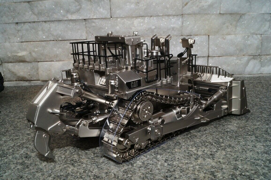 Tractor de Orugas  D11T Escala 1:50 Matte Silver Finish
