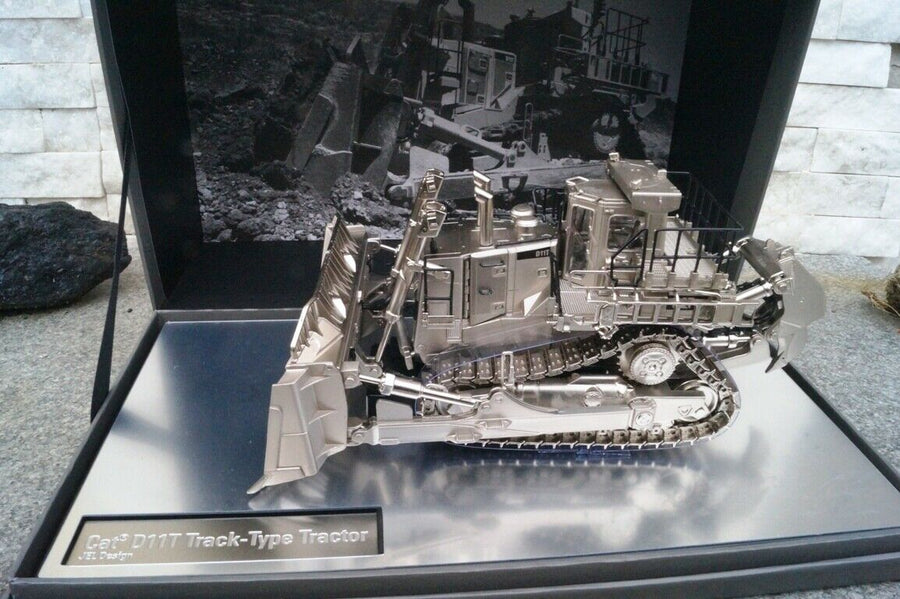 Tractor de Orugas  D11T Escala 1:50 Matte Silver Finish