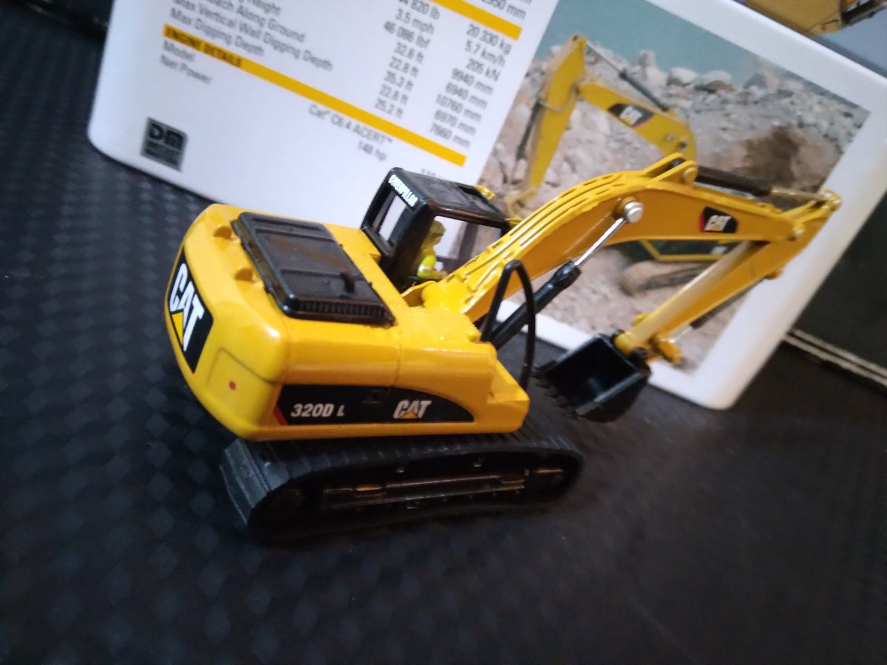 Excavadora De Orugas  320DL Escala 1:87
