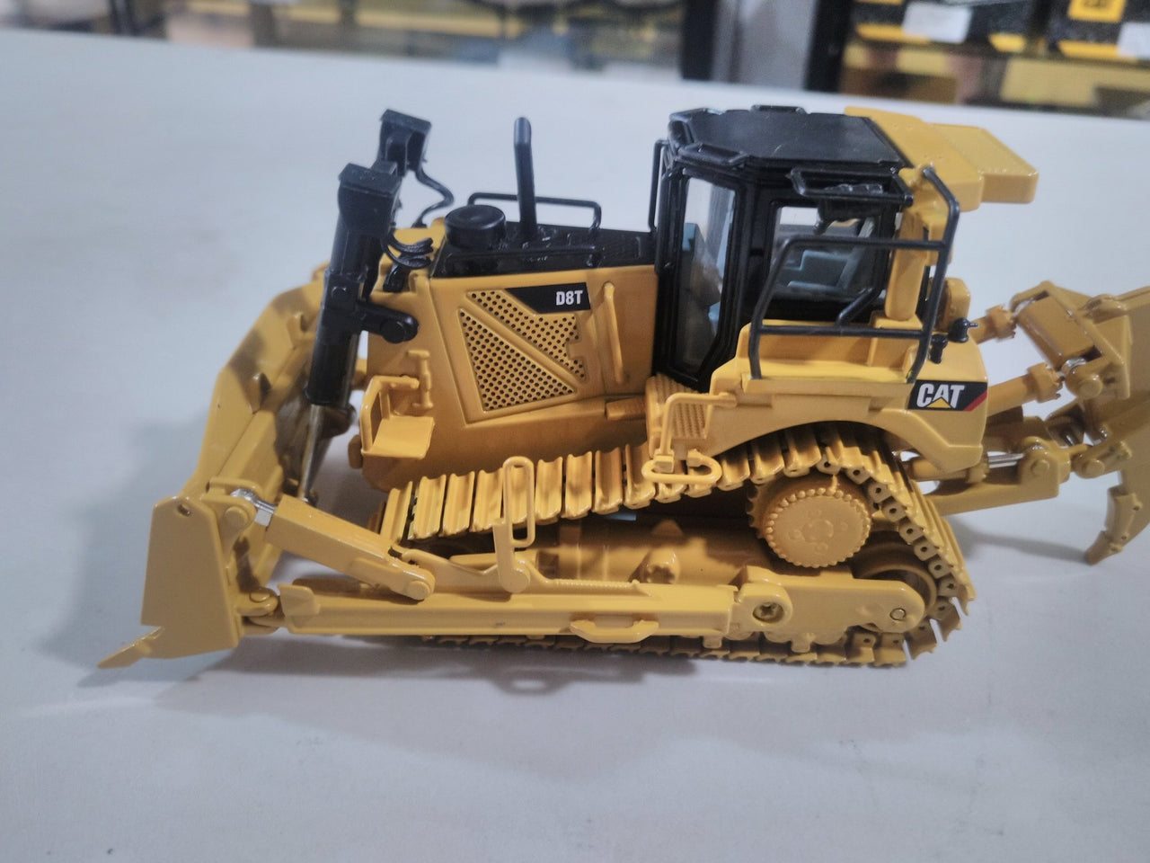 Tractor de Orugas  D8T Escala 1:50 (Modelo Descontinuado)